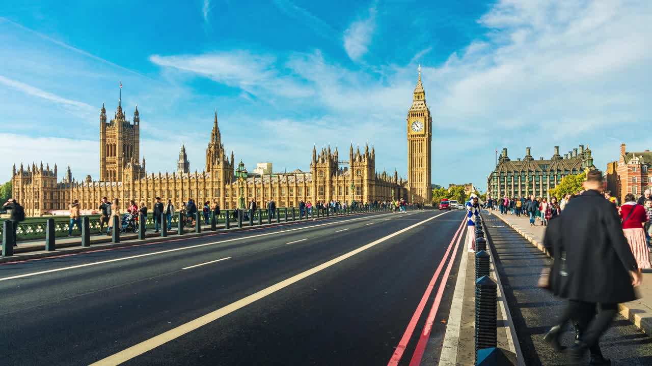 人群拥挤的时间流逝，在英国伦敦议会大厦和威斯敏斯特大桥的大本钟旅游散步和观光视频素材