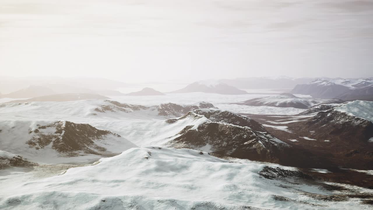 夏季火山岩石上留下的大片积雪视频素材