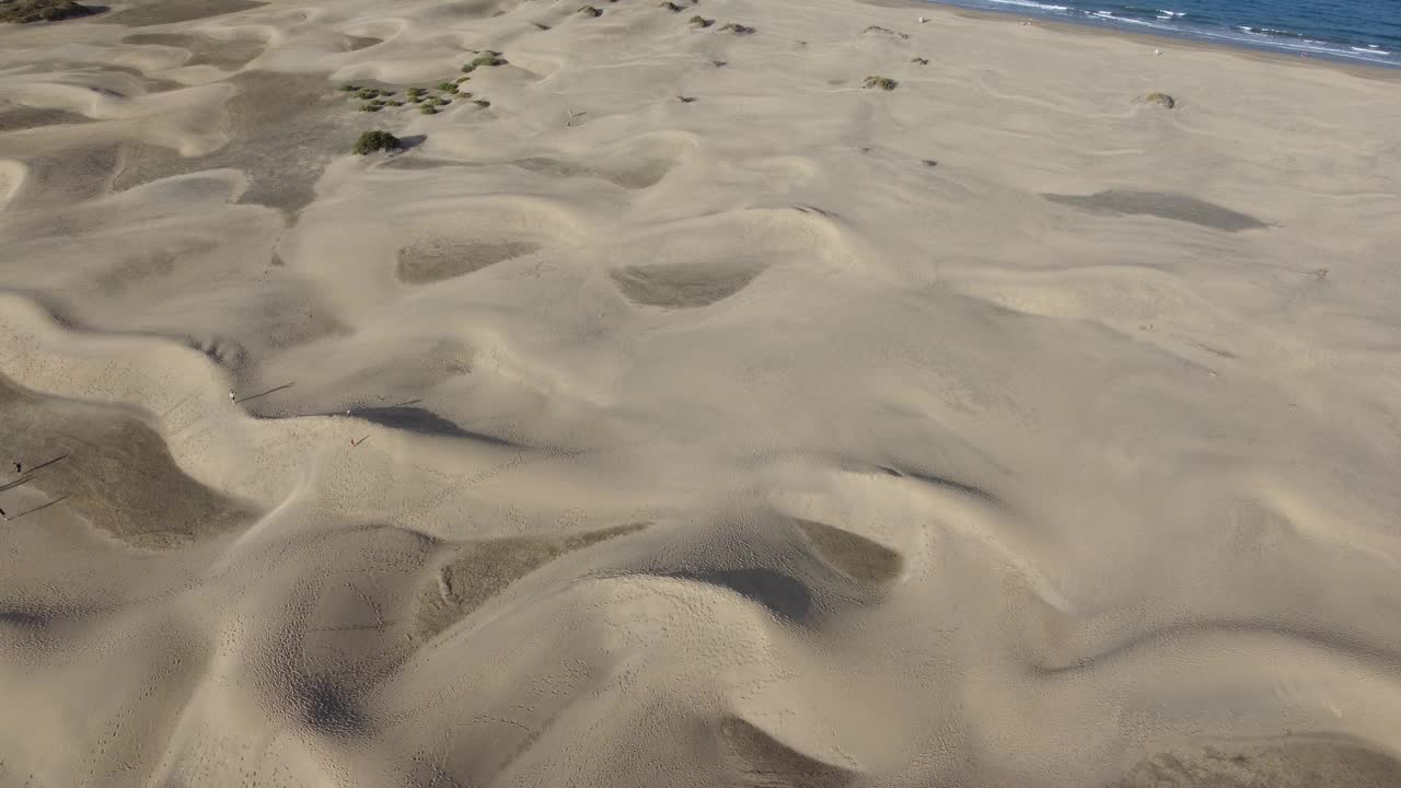 沙丘图案和上方的海景视频下载