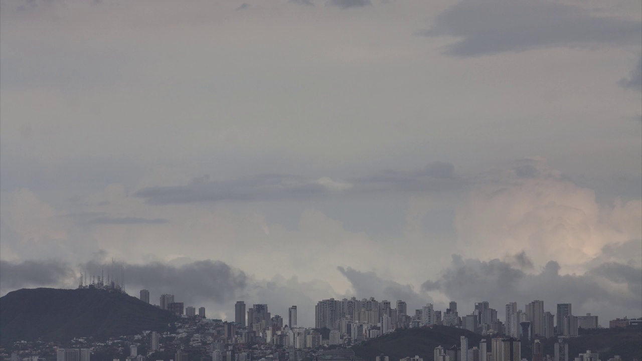 在巴西东南部米纳斯吉拉斯州，雨云和贝洛奥里藏特市的时间流逝视频素材