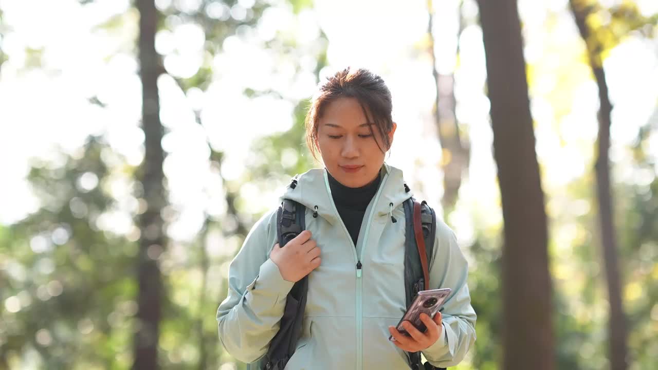 女子徒步穿越森林视频素材