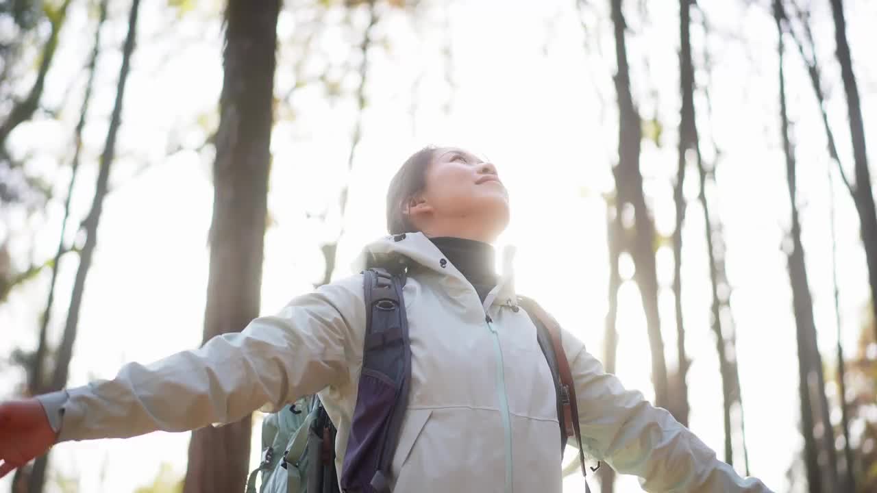 森林里的女人张开双臂视频素材