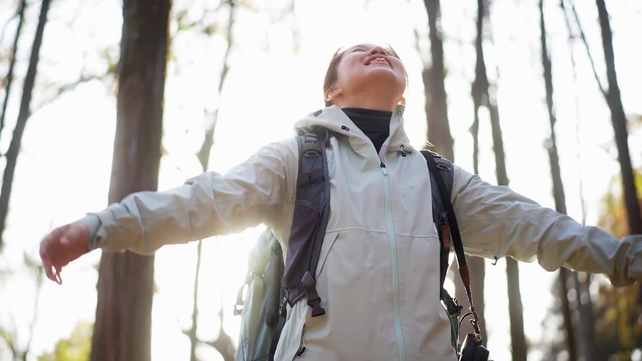 森林里的女人张开双臂视频素材