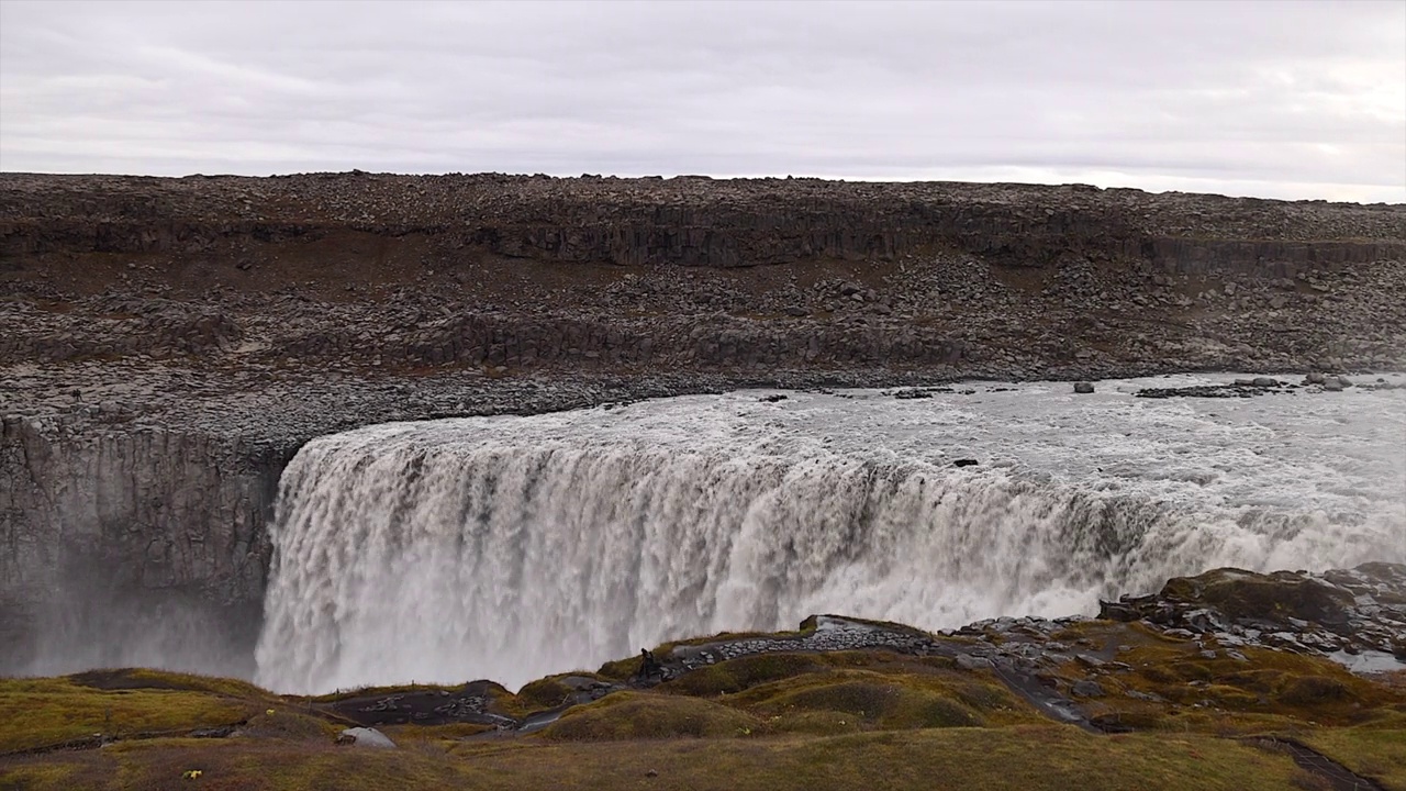 Dettifoss is a waterfall in Vatnajökull National Park in Jokulsargljufur canyon on the Jokulsa a Fjollum river in Northeast Iceland.视频下载