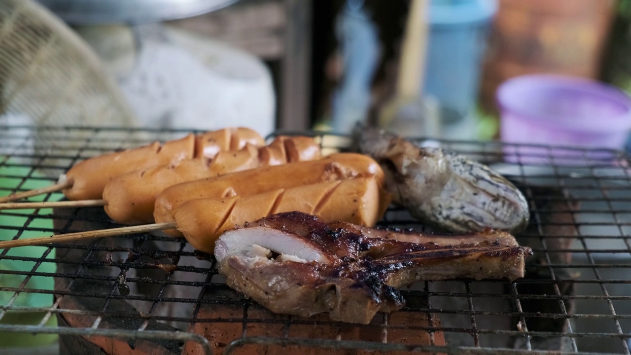 用男人的手烤猪肉香肠视频素材