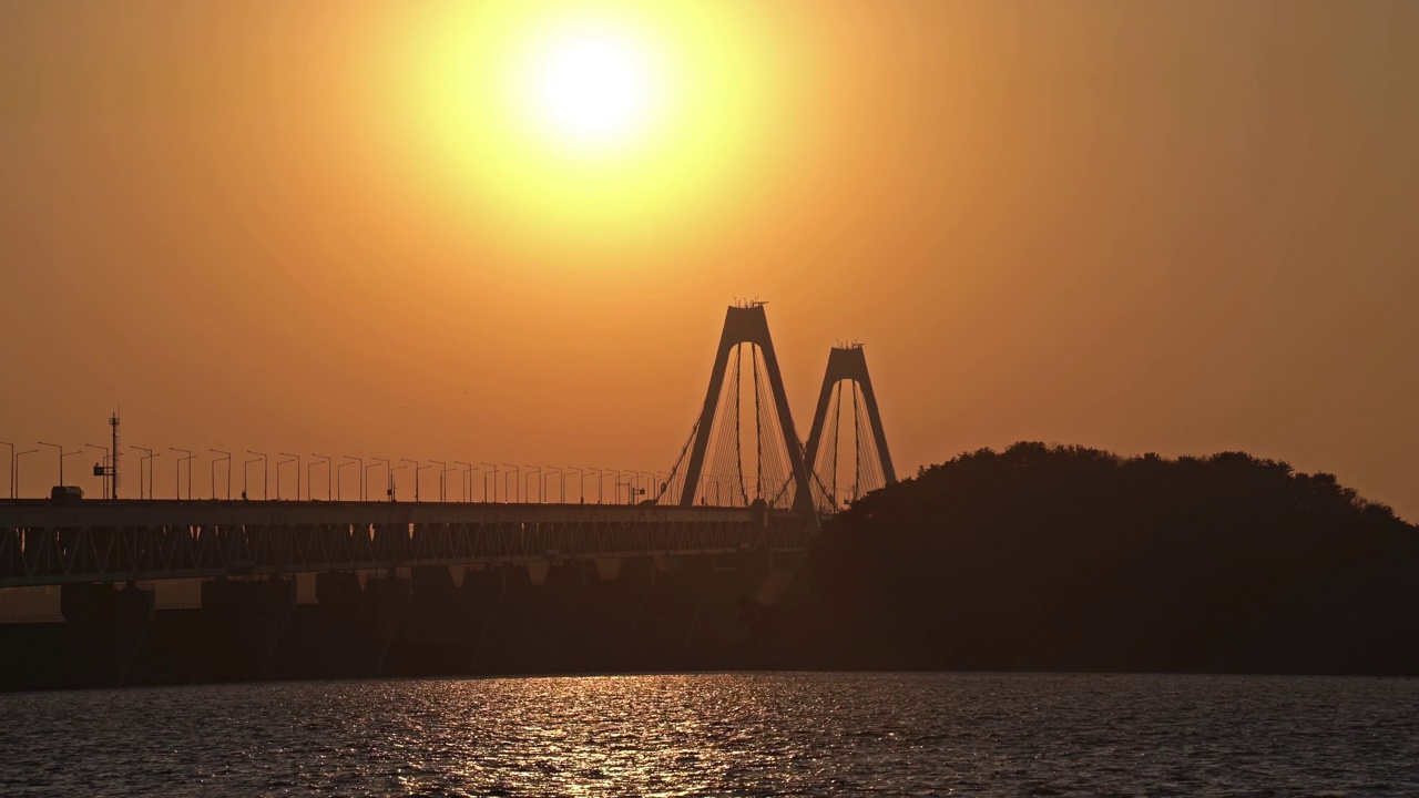 日落-永宗大桥附近的市中心，黄海和高速公路/仁川，韩国视频素材