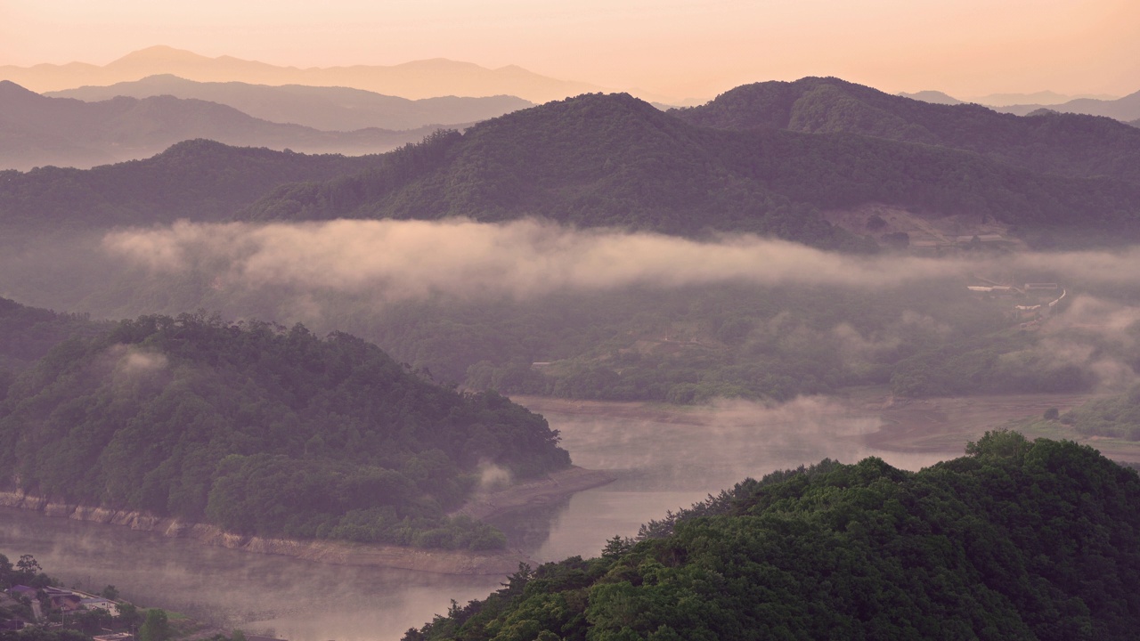 自然风景——白天玉井湖和Bungeoseom小岛附近的山、云海、湿雾和水库/韩国全北临实郡视频素材