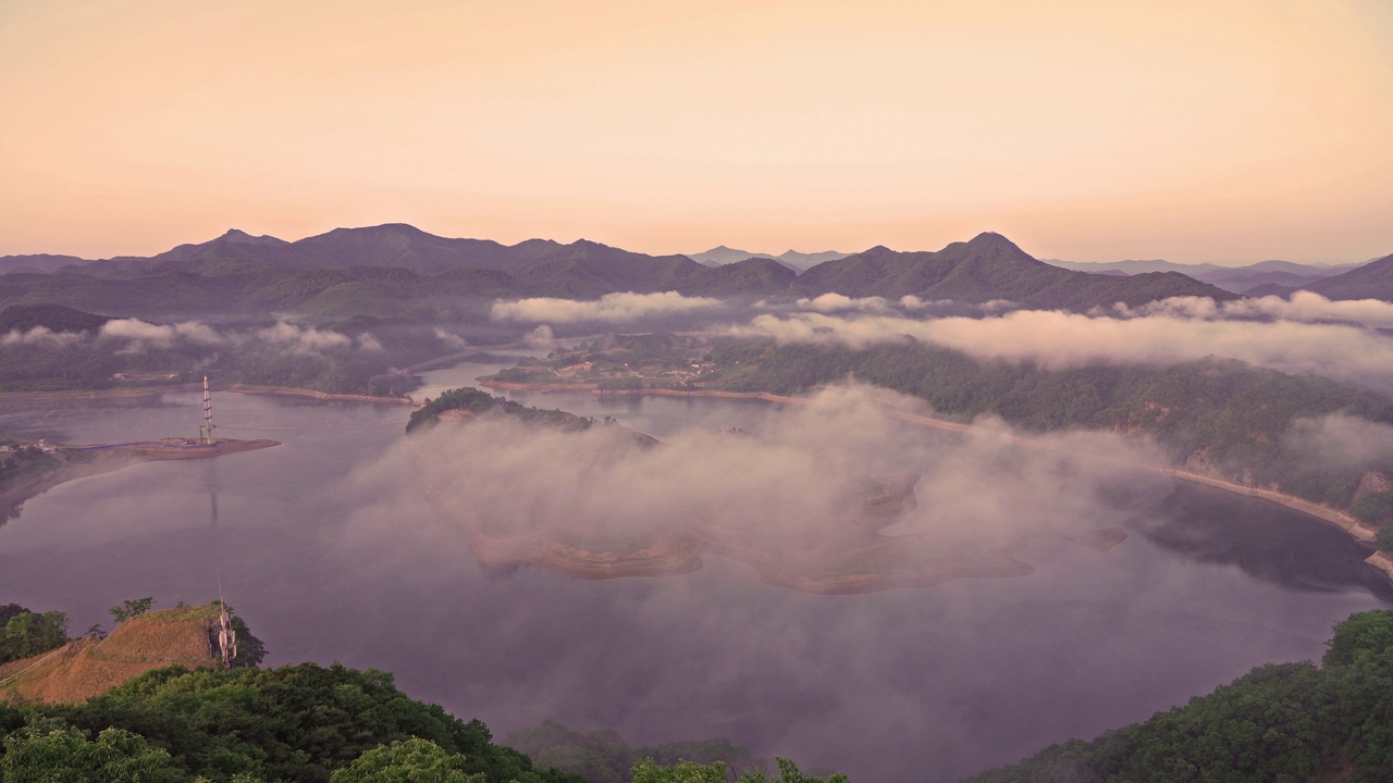 自然风景——白天玉井湖和Bungeoseom小岛附近的山、云海、湿雾和水库/韩国全北临实郡视频素材