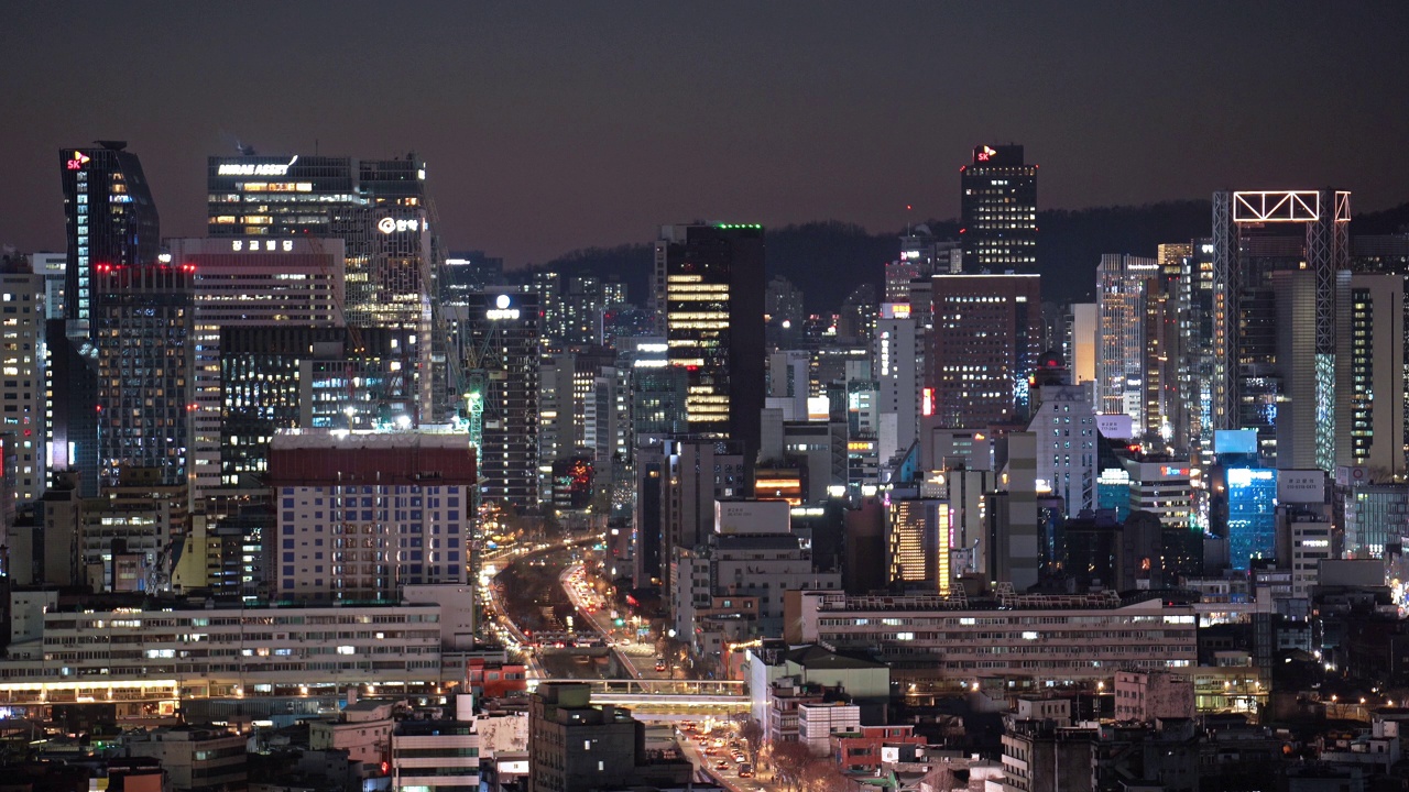 夜间清溪川和钟路塔附近的市中心/首尔中区和钟路区视频素材