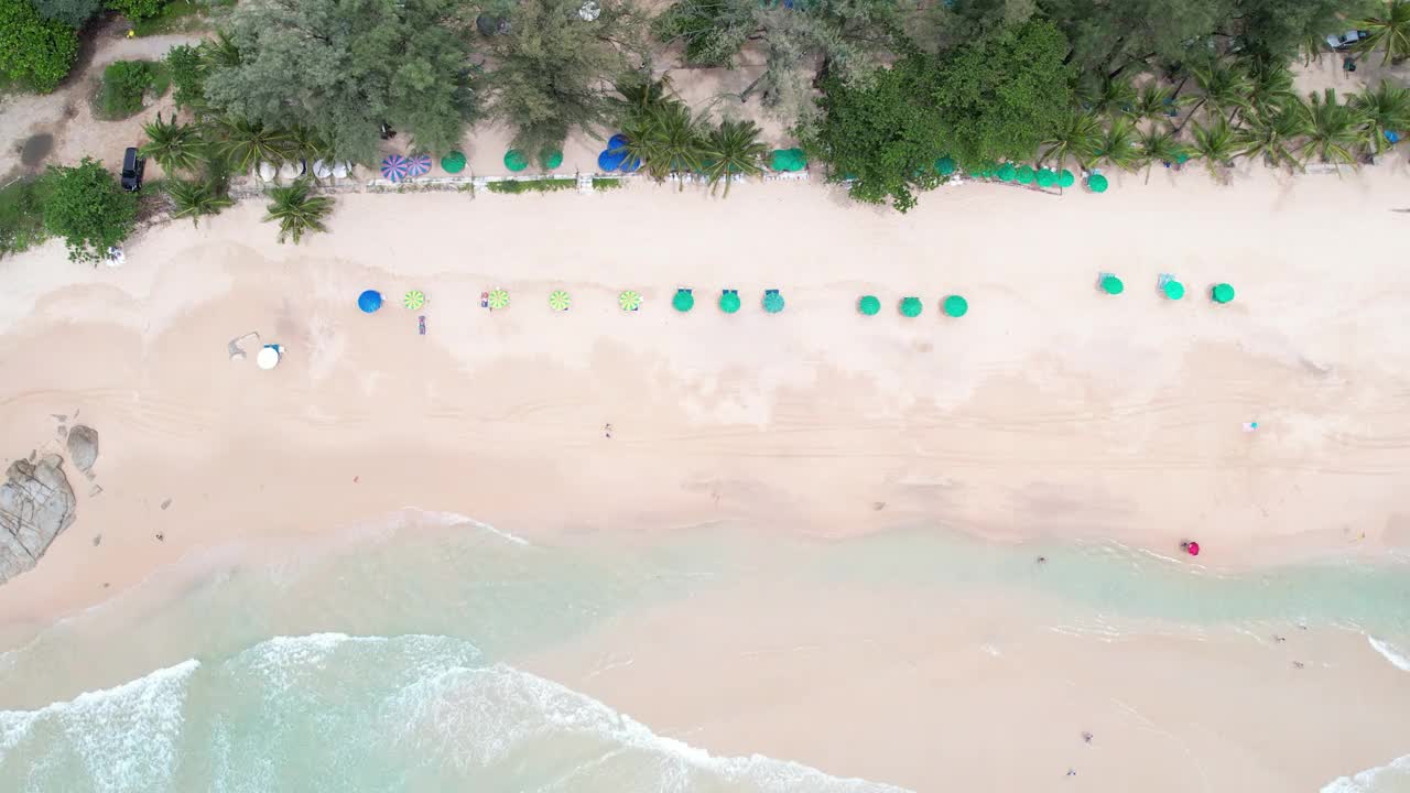 顶视图景观海沙金色海滩。自然海浪泡沫飞溅的海岸线阳光明媚。视频素材