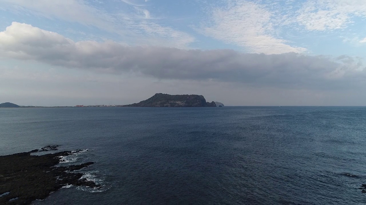 韩国济州岛西归浦市圣山郡的圣山一哲峰凝灰岩锥的自然风光视频素材