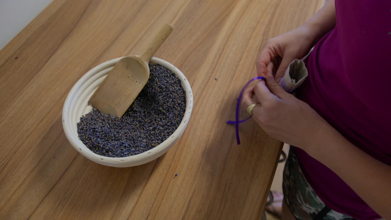 女人绑麻袋干薰衣草花视频素材