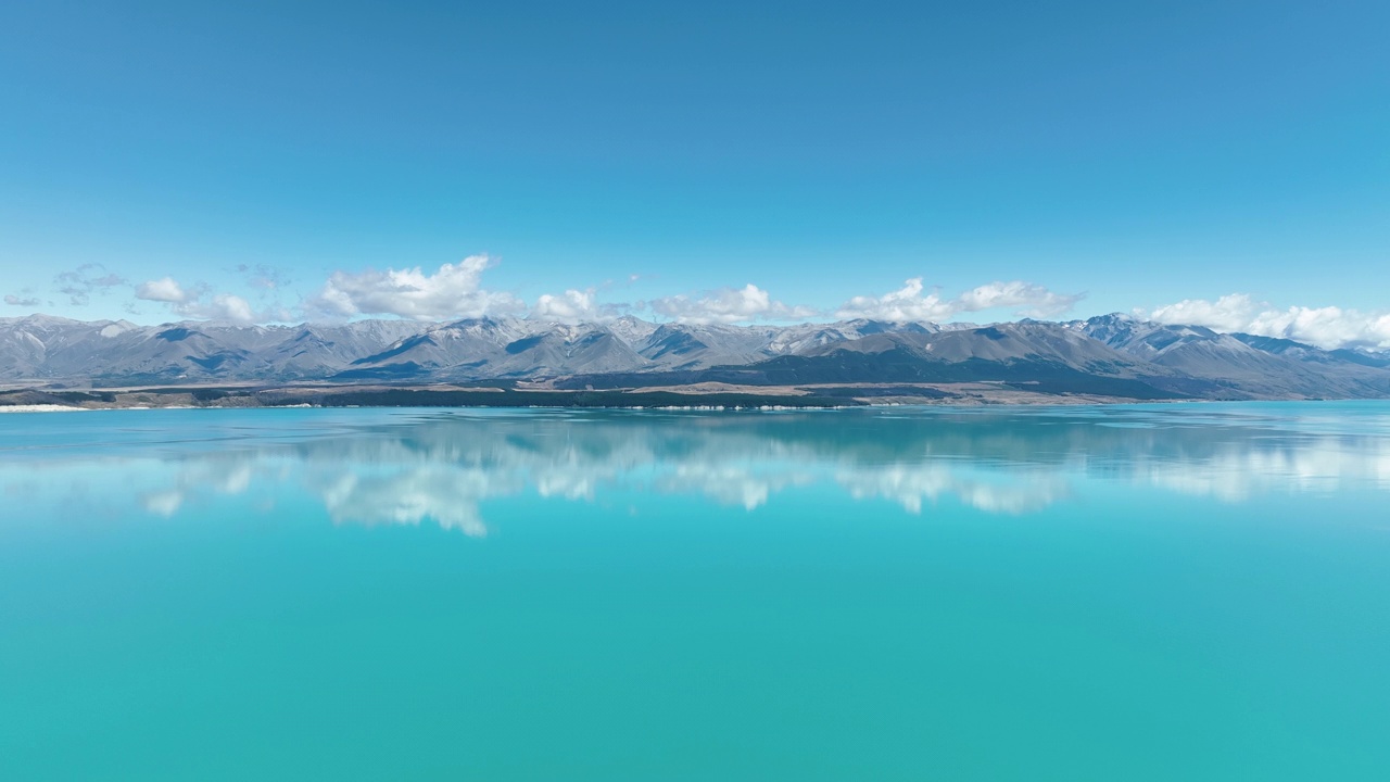 以群山为背景的蓝色河流。视频素材