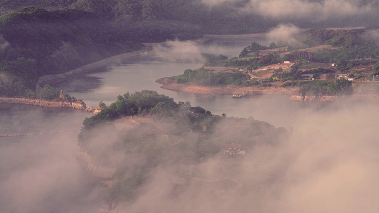 自然风景——白天玉井湖和Bungeoseom小岛附近的山、云海、湿雾和水库/韩国全北临实郡视频素材