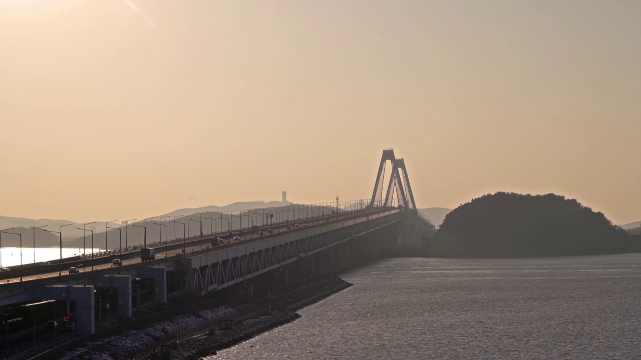 白天，永宗大桥、黄海和高速公路附近的市中心/韩国仁川视频素材