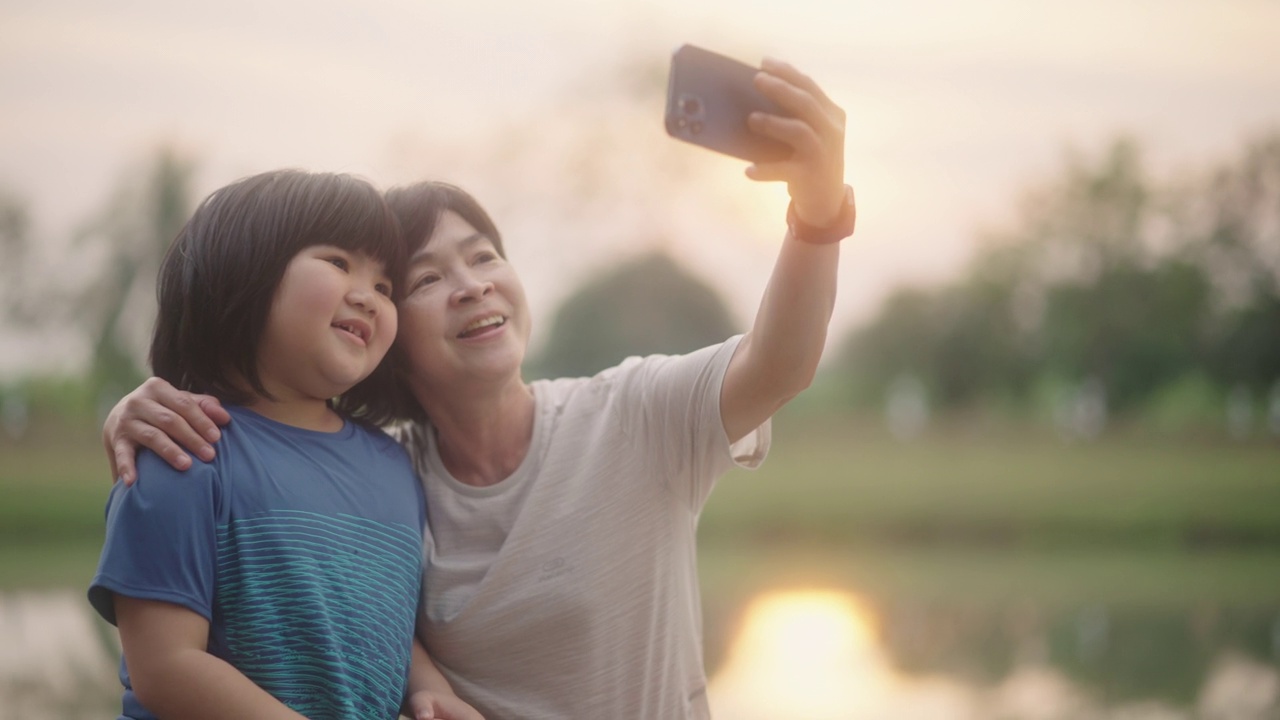 假期里，母女俩在公园里休息。视频素材