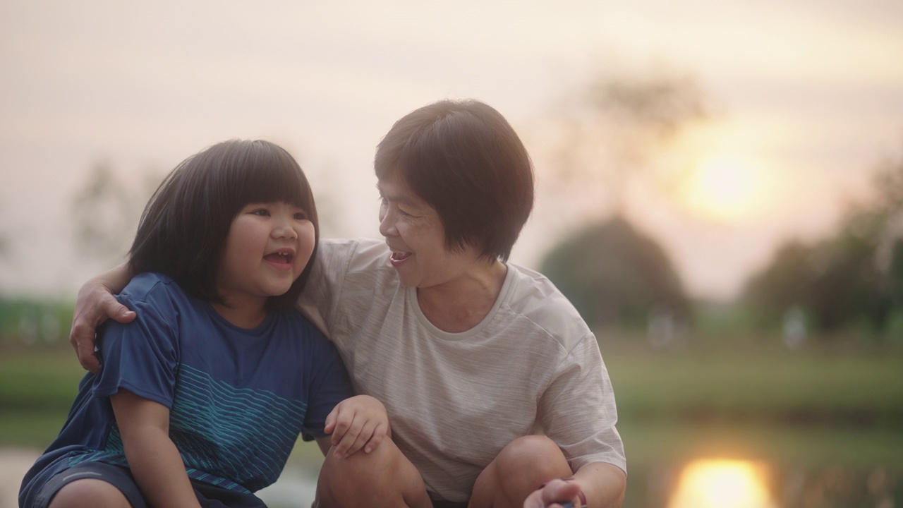 假期里，母女俩在公园里休息。视频素材