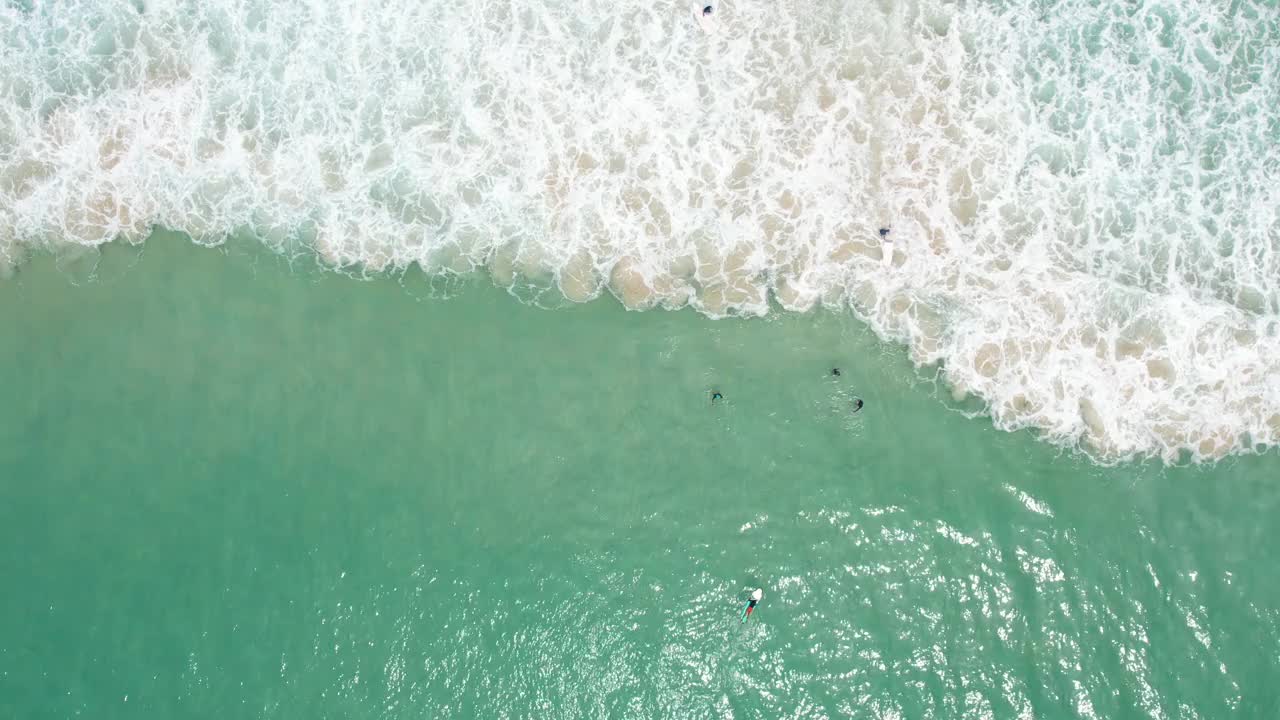 海滩热带太阳岛夏季天堂。海岸白浪为背景。视频素材