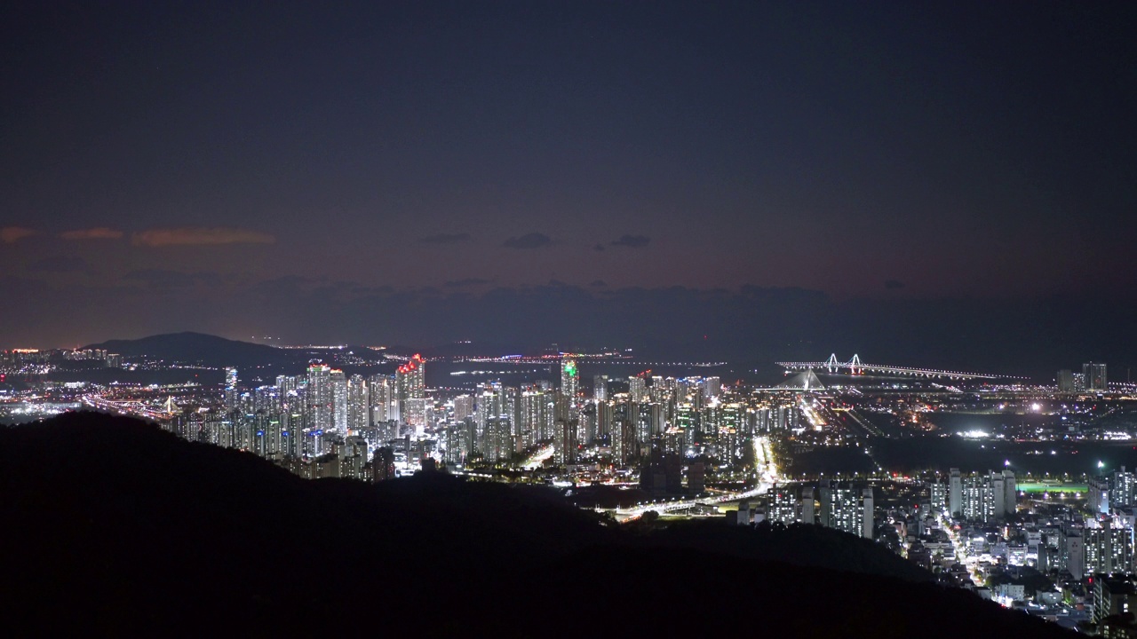 青罗国际城附近的市中心，永宗大桥和黄海的夜晚/韩国仁川西区视频素材