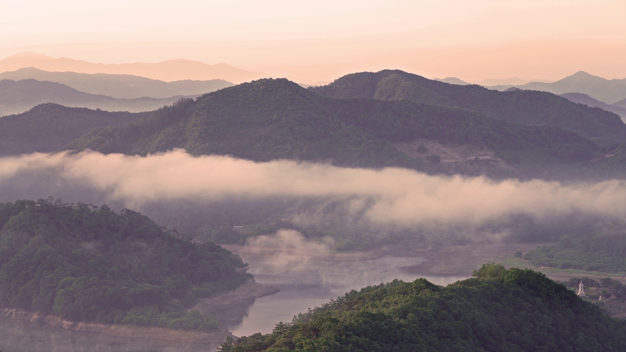 自然风景——白天玉井湖和Bungeoseom小岛附近的山、云海、湿雾和水库/韩国全北临实郡视频素材