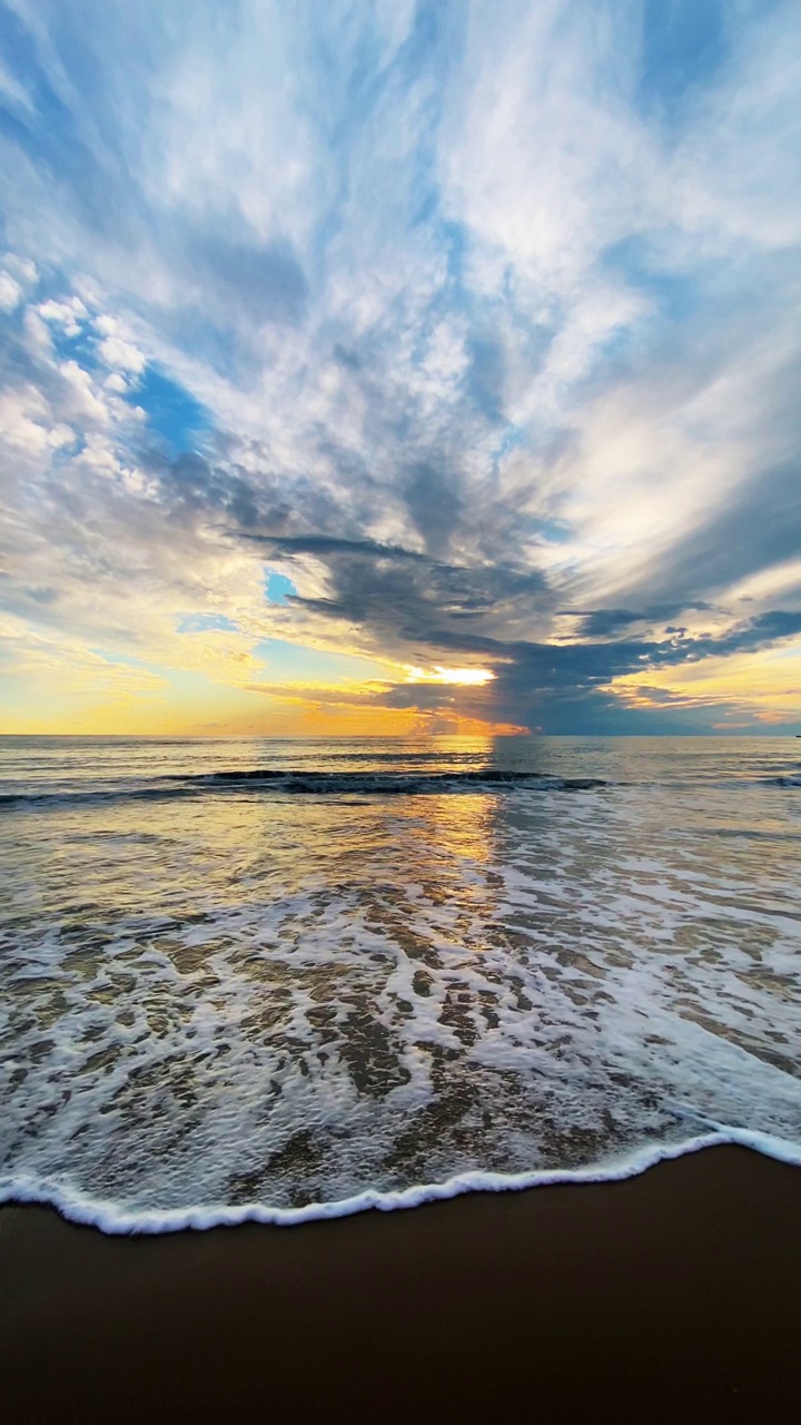 Majestic sunset at sea and dramatic clouds reflecting on sanв视频素材