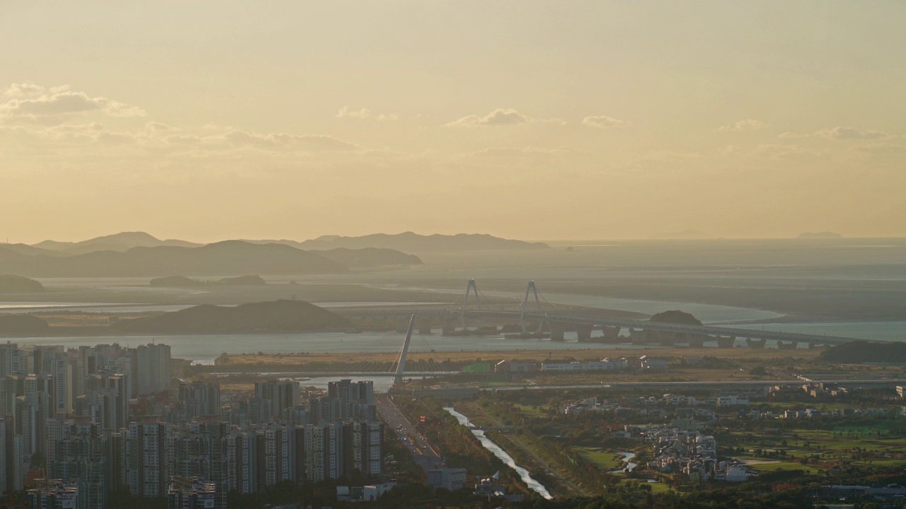 青罗国际城附近的市中心，日间的永宗大桥和黄海/韩国仁川西区视频素材