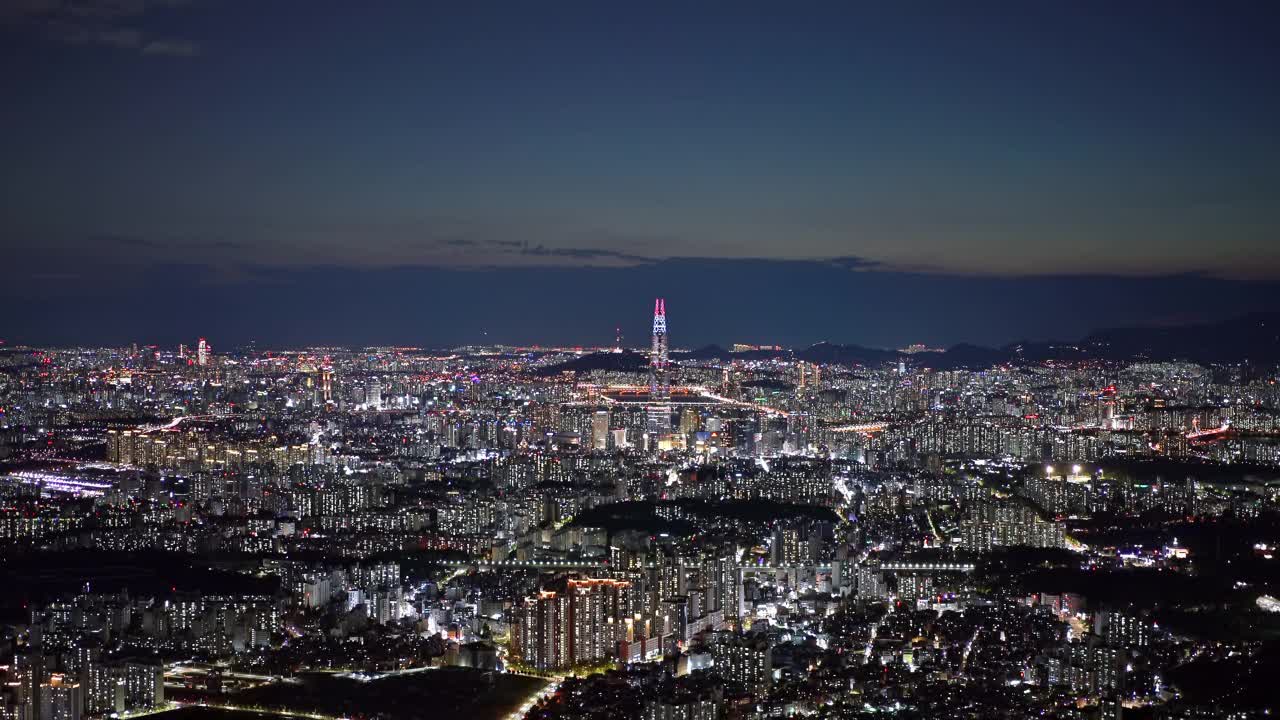 汉江附近的市中心，蚕室区和乐天世界大厦的夜晚/韩国首尔松坡区视频素材