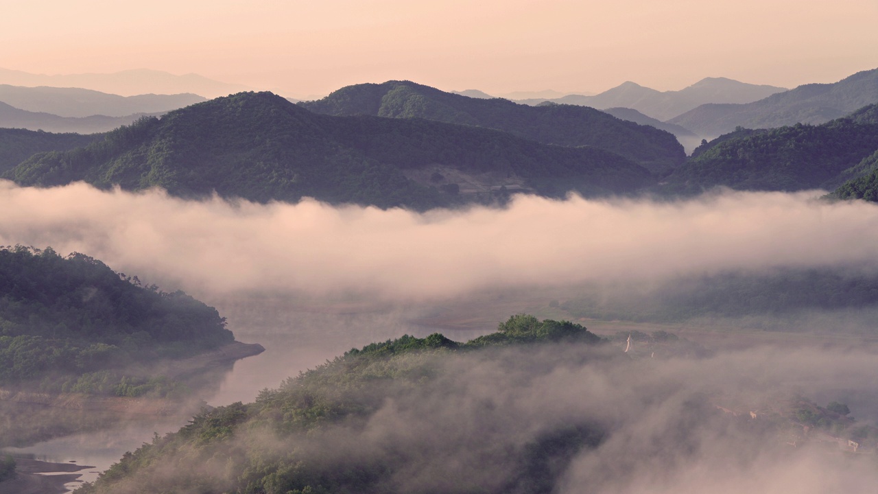 自然风景——白天玉井湖和Bungeoseom小岛附近的山、云海、湿雾和水库/韩国全北临实郡视频素材