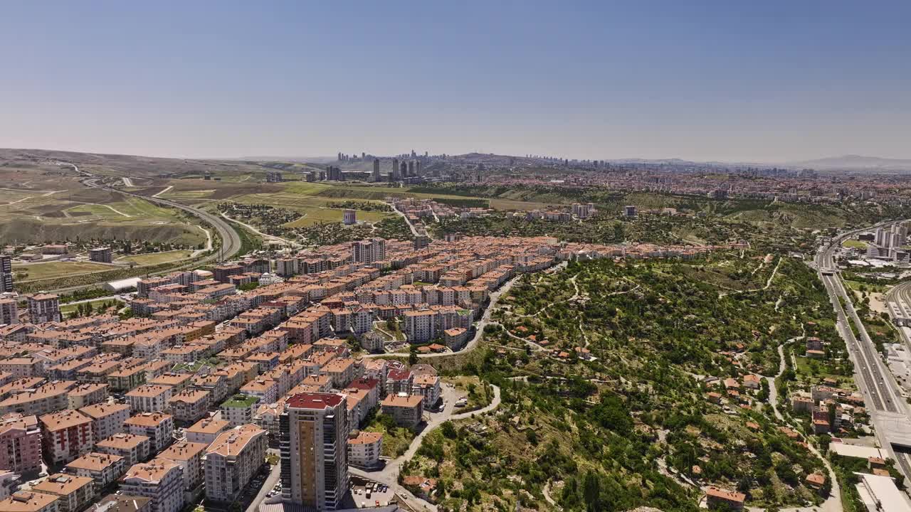 Ankara Turkey Aerial v4  drone flyover hilltop residential area across kayaş, yeşilbayır and şahap gürler neighborhoods along state road d200 with cityscape view - Shot with Mavic 3 Cine - July 2022视频素材