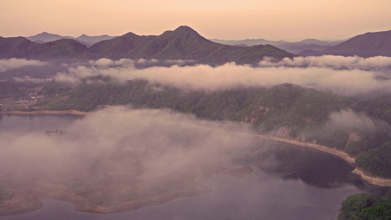 自然风景——白天玉井湖和Bungeoseom小岛附近的山、云海、湿雾和水库/韩国全北临实郡视频素材