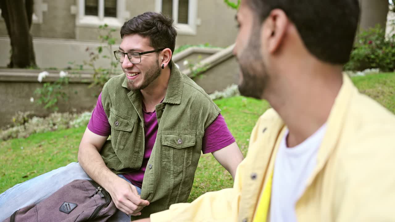 大学生们在课间一起放松视频素材