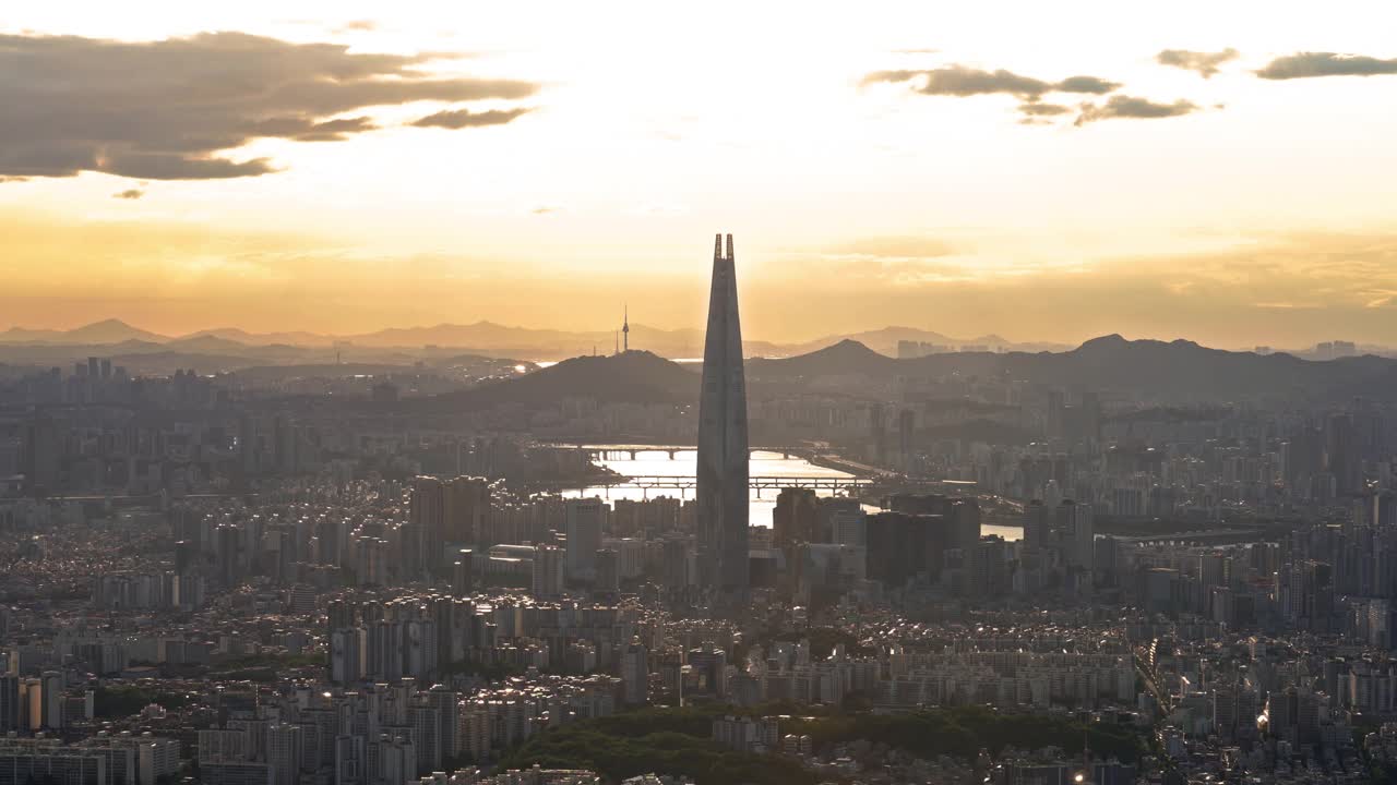 日落-市中心附近的汉江，蚕室区，清潭大桥，永东大桥，乐天世界大厦和南山首尔塔/松坡区，韩国首尔视频素材