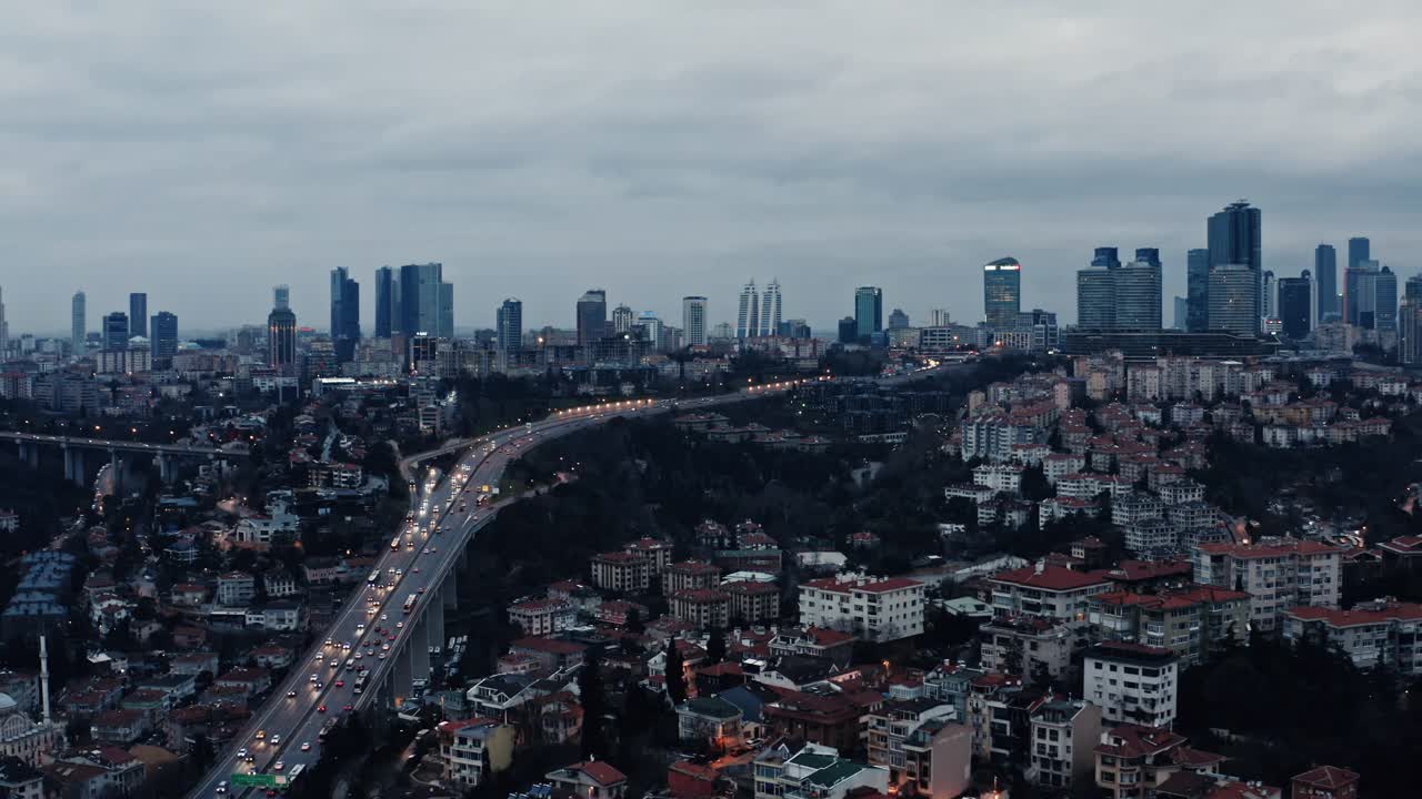 空中高速公路高峰，汽车运动与摩天大楼在背景蓝小时视频素材