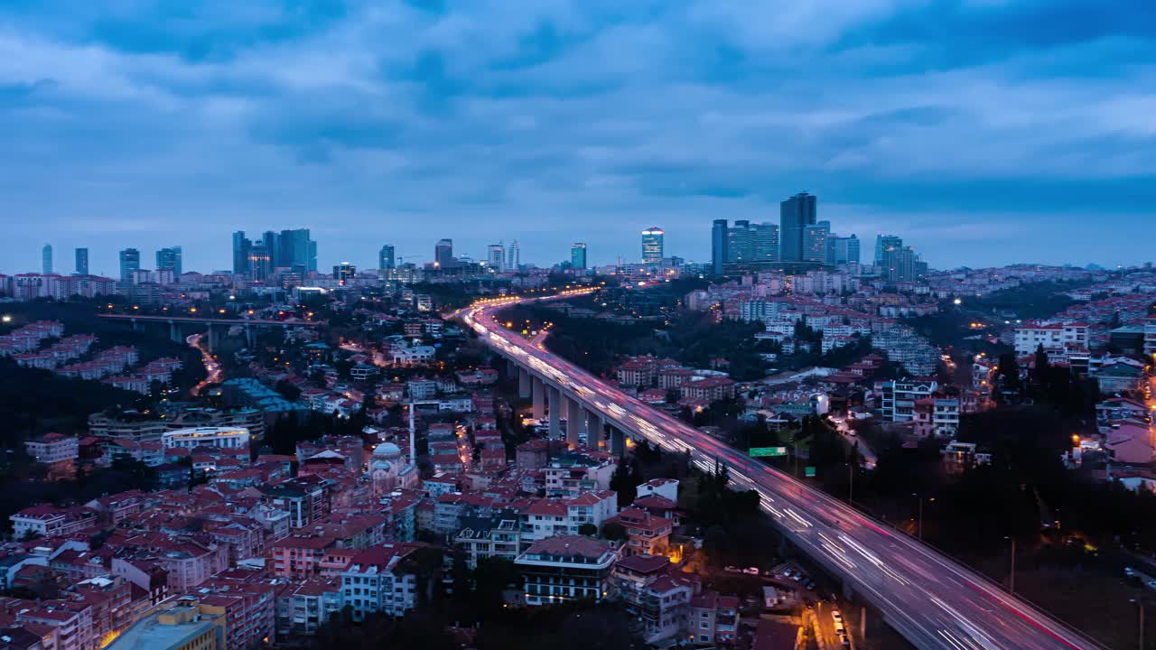 空中高速公路高峰，汽车在移动，背景是摩天大楼——蓝色的时刻视频素材