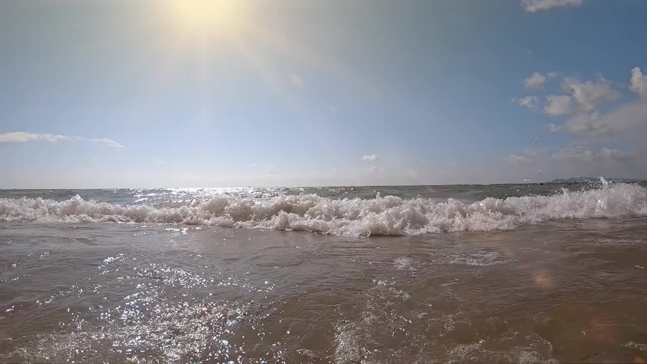 海浪在沙滩上飞溅，慢动作俯视图视频素材