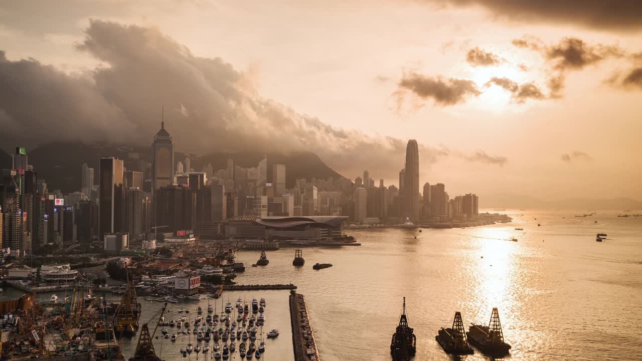 TL/WS/日落时分的香港金融区和天际线，前景为维多利亚湾。视频下载