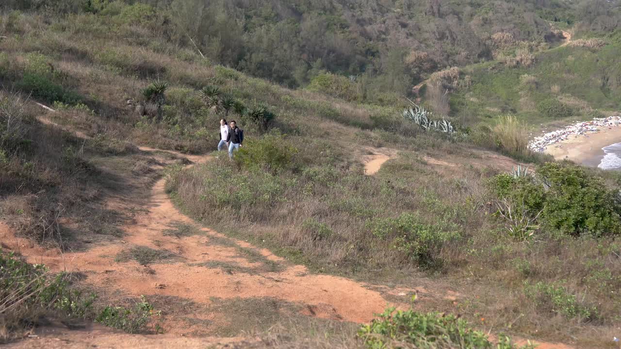 亚洲情侣喜欢户外徒步旅行视频素材