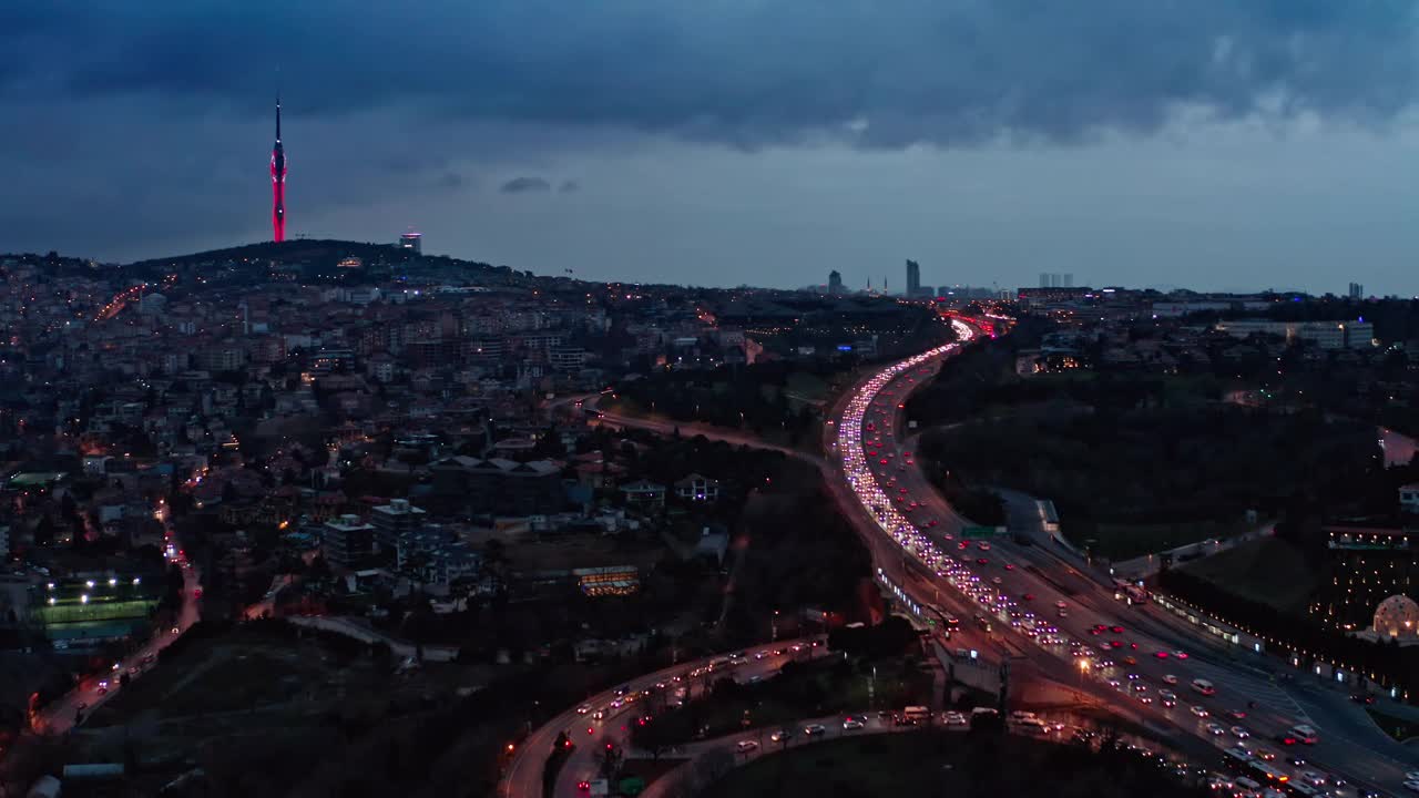 空中高速公路在蓝色时刻，汽车在城市灯光中运动视频素材