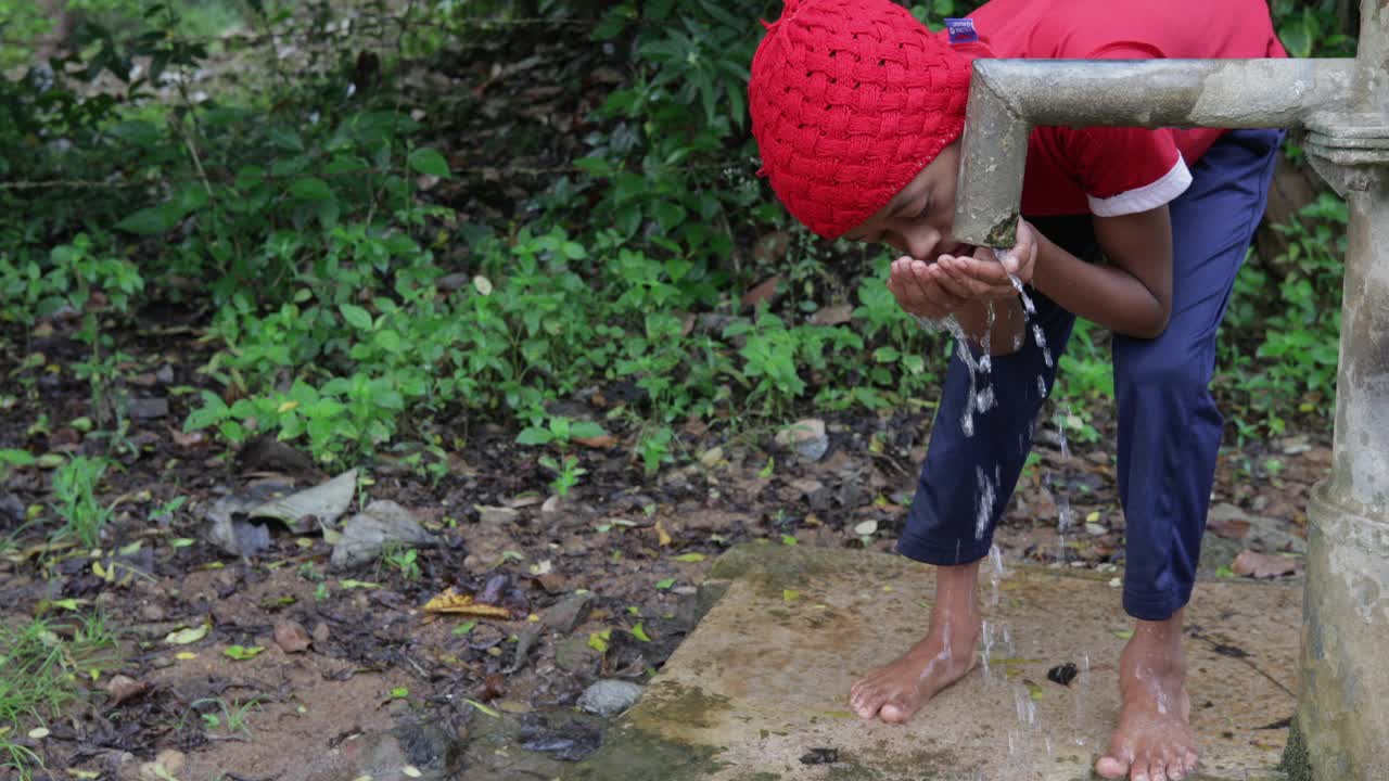 斯里兰卡小男孩喝着锡兰水视频素材