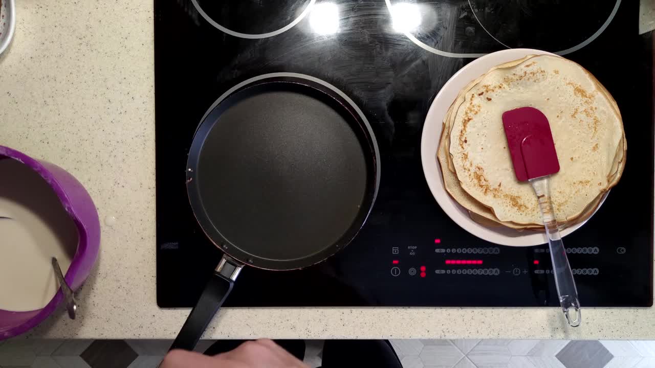 人们煎薄煎饼视频素材