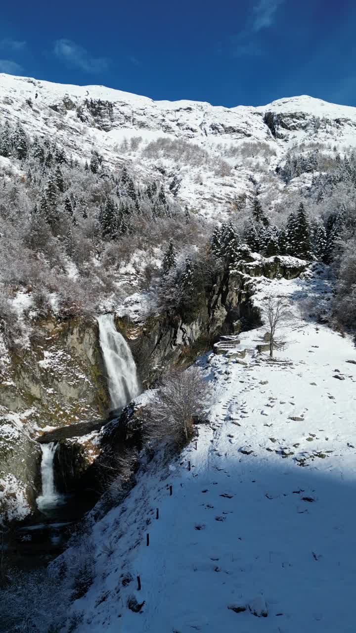 冬天山上瀑布的雪景。秋天和下雪天，Saut Deth的瀑布视频素材