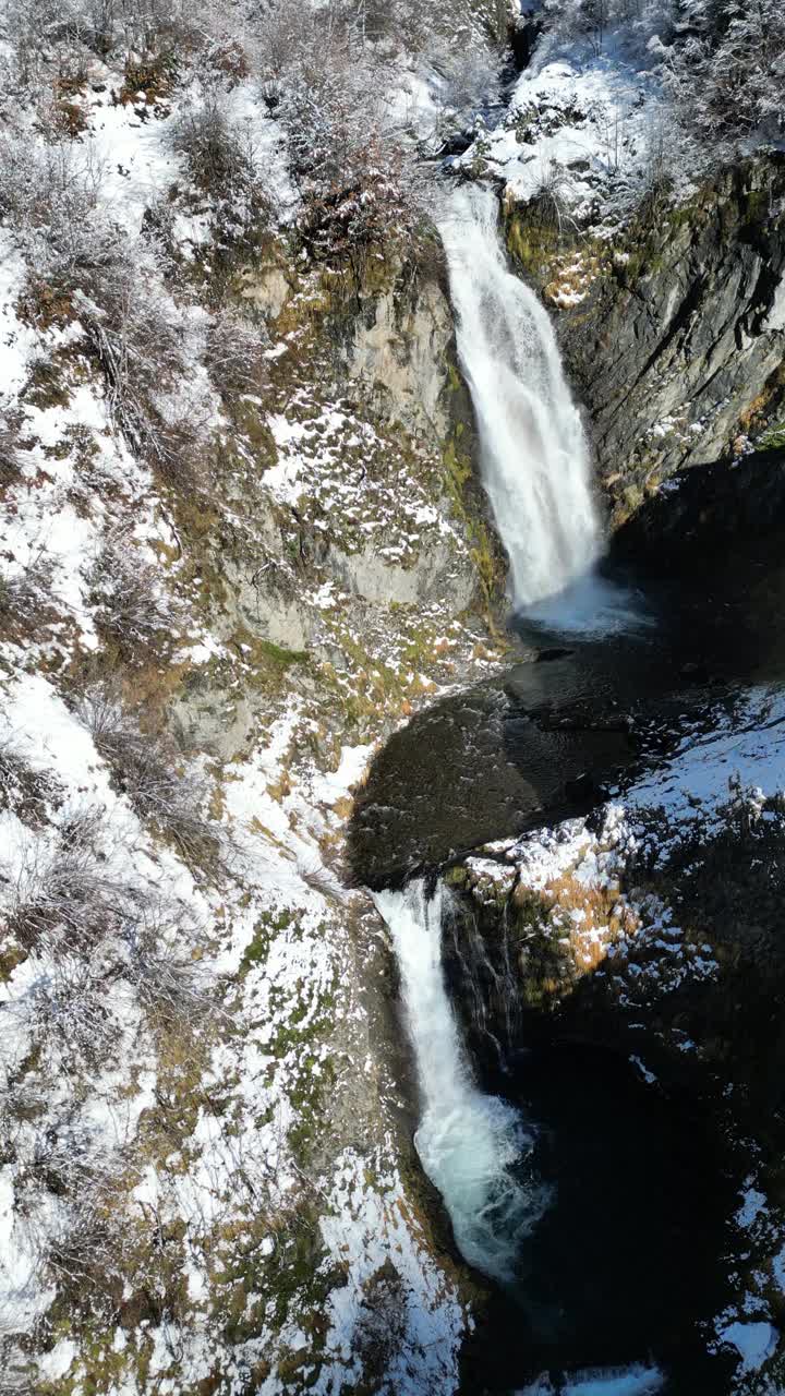 冬天山上瀑布的雪景。秋天和下雪天，Saut Deth的瀑布视频下载