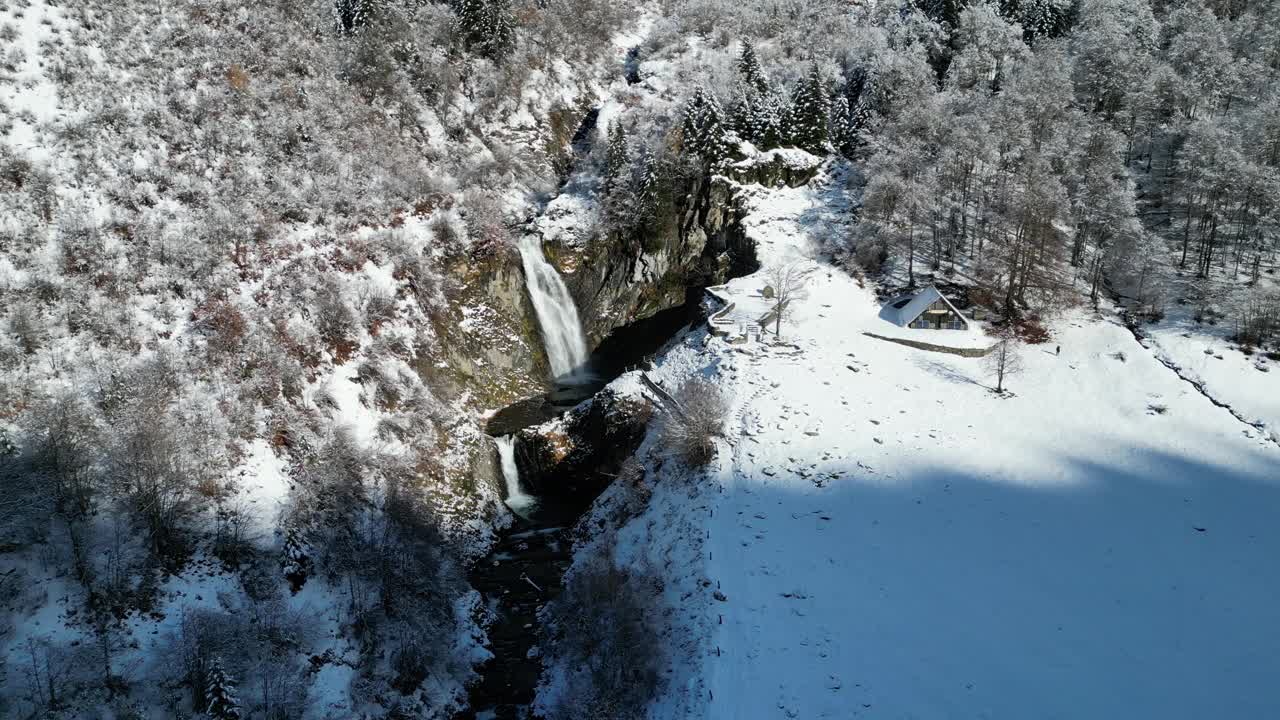 冬天山上瀑布的雪景。秋天和下雪天，Saut Deth的瀑布视频素材