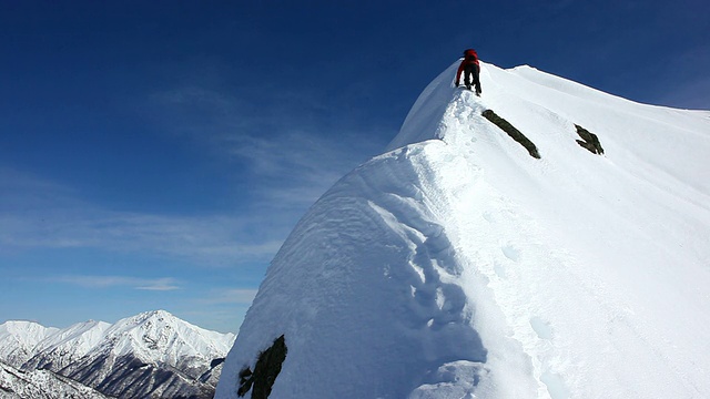 攀登积雪的山脊- HD1080p视频素材