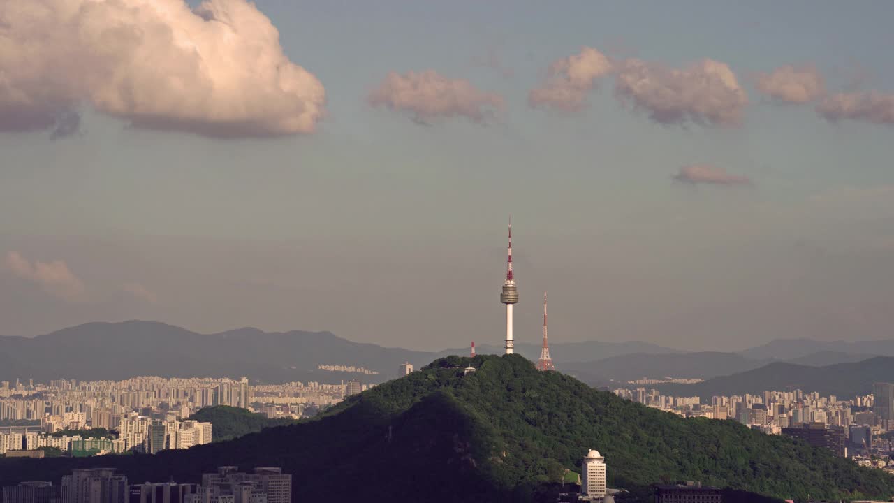 白天南山和南山首尔塔附近的市中心/韩国首尔视频素材