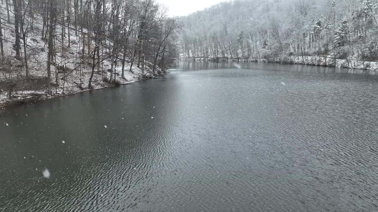 雪湖上的无人机在下雪时飞过视频下载