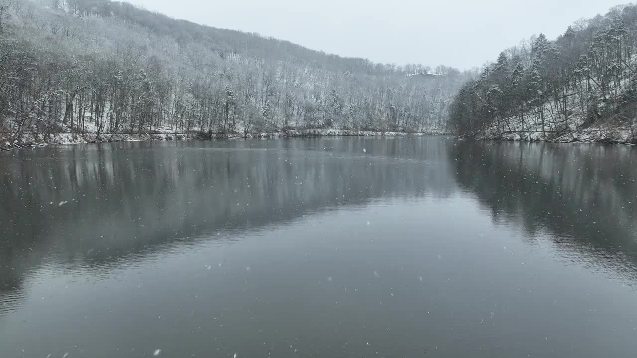 雪湖上的无人机在下雪时飞过视频素材