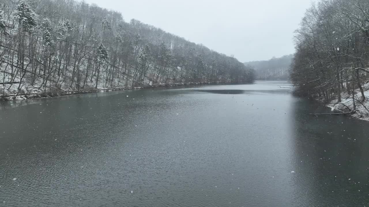 雪湖上的无人机在下雪时飞过视频素材