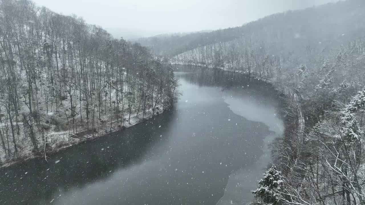 雪湖上的无人机在下雪时飞过视频素材