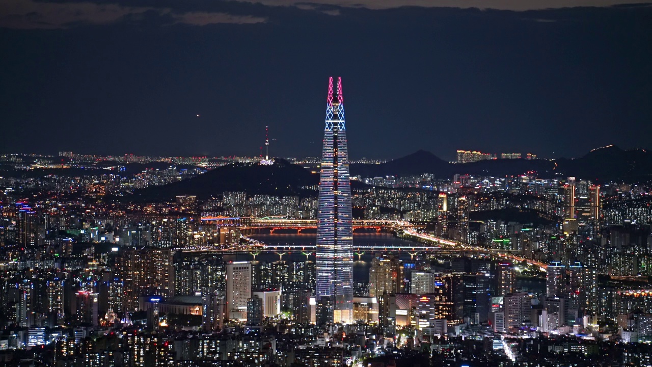 韩国首尔松坡区，汉江、蚕室区、清潭大桥、永东大桥、乐天世界大厦和南山首尔塔附近的市中心视频素材